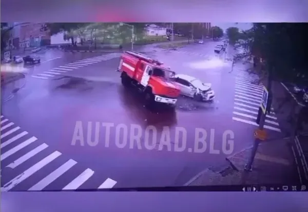 Пожарная машина и легковой автомобиль жестко столкнулись в Благовещенске