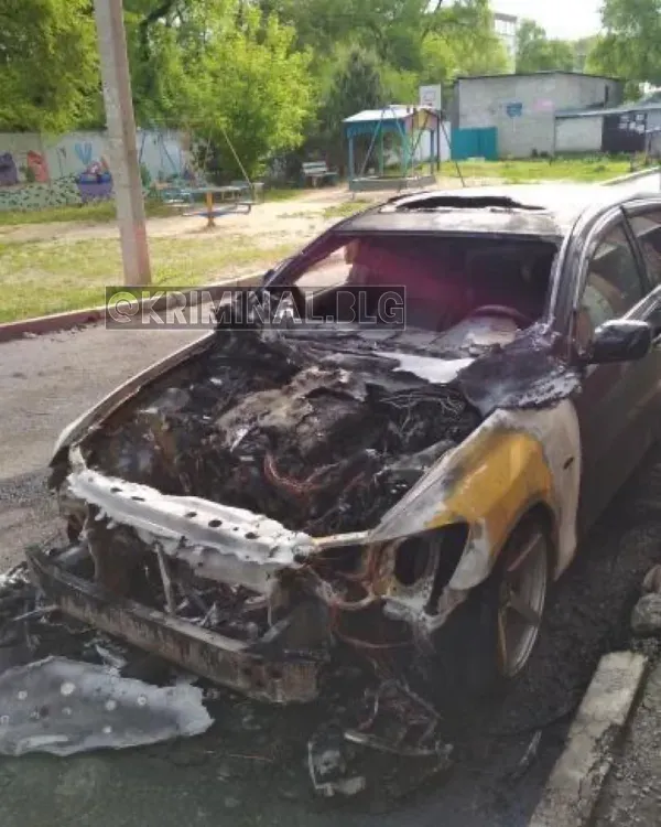 Автомобиль сгорел наполовину во время пожара в Благовещенске
