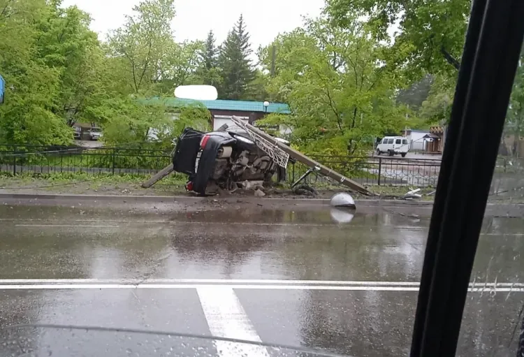 Автомобиль в Свободном сломал напополам бетонный столб