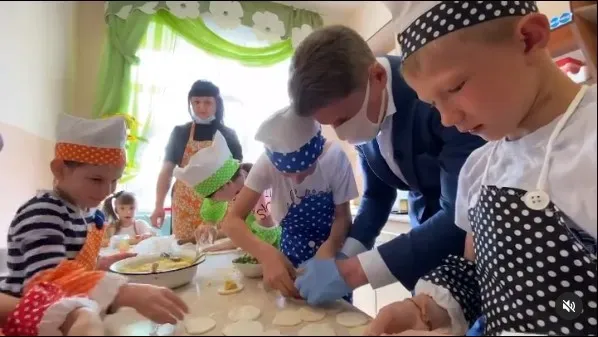 Губернатор Приморья Олег Кожемяко налепил вареников и раздал детям 100 порций мороженого