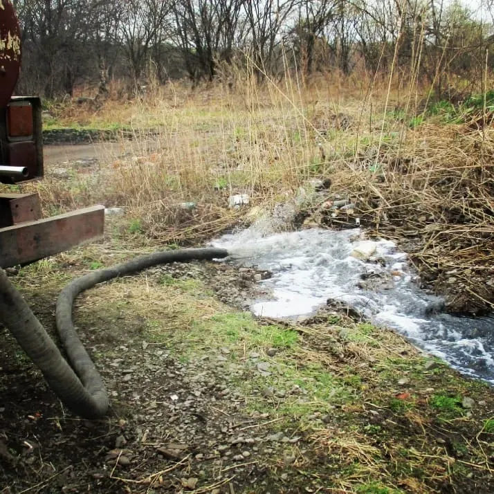 Сотрудники амурского министерства застали водителя за сливом нечистот на землю