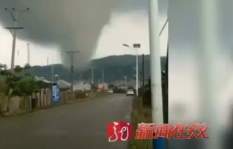 В Китае пронеслось разрушительное торнадо, погиб человек