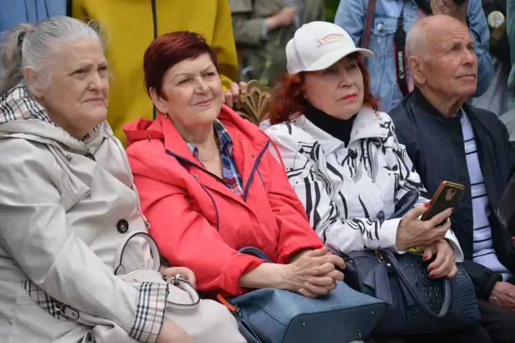 Памятник поэту и врачу Олегу Маслову установили в Благовещенске