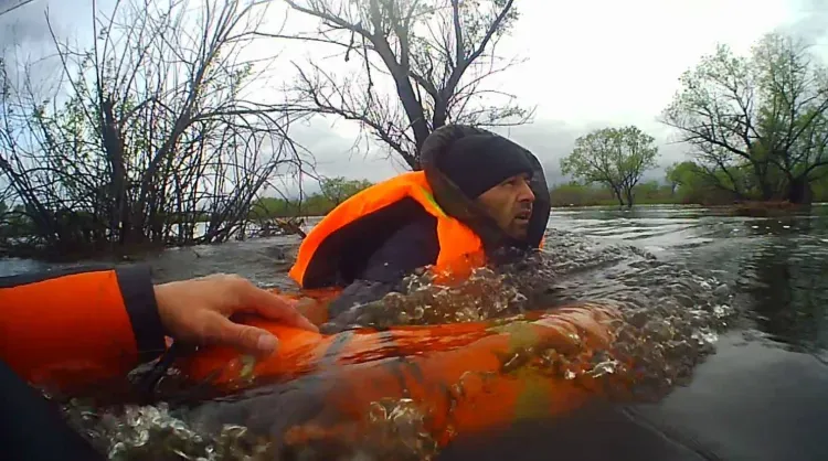 Спасатели в Приамурье вытащили из воды мужчину, переходившего затопленную дорогу