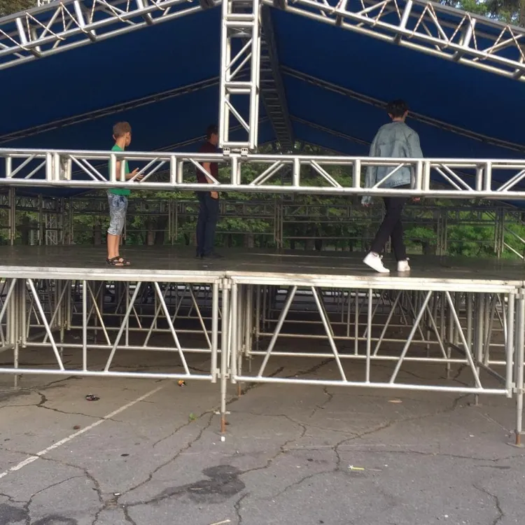 Дети устраивают "скалолазание" на городской сцене в Райчихинске