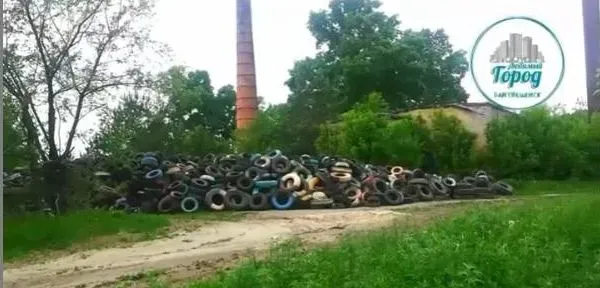 Свалка из автопокрышек-клумб возмутила жителей Моховой Пади