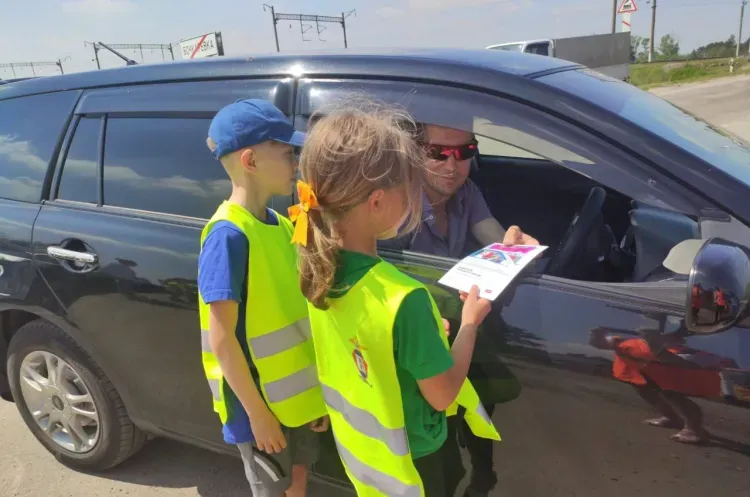 Железнодорожники напомнили автомобилистам о правилах пересечения переездов 