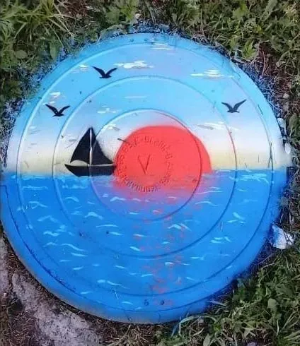 Яичница, море и лес: в Райчихинске разрисовали канализационные люки