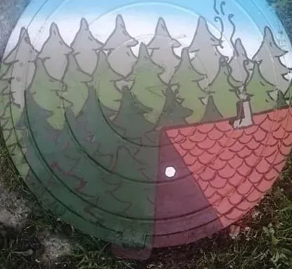 Яичница, море и лес: в Райчихинске разрисовали канализационные люки