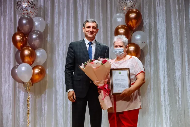 Медиков с профессиональным праздником поздравили первые лица области