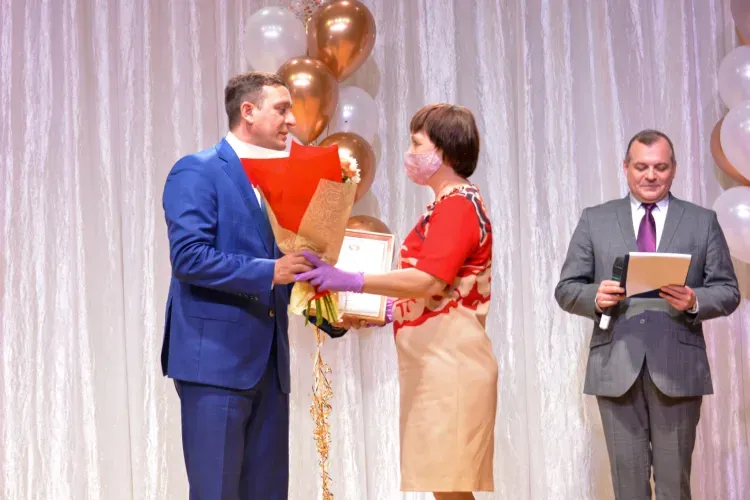 Медиков с профессиональным праздником поздравили первые лица области