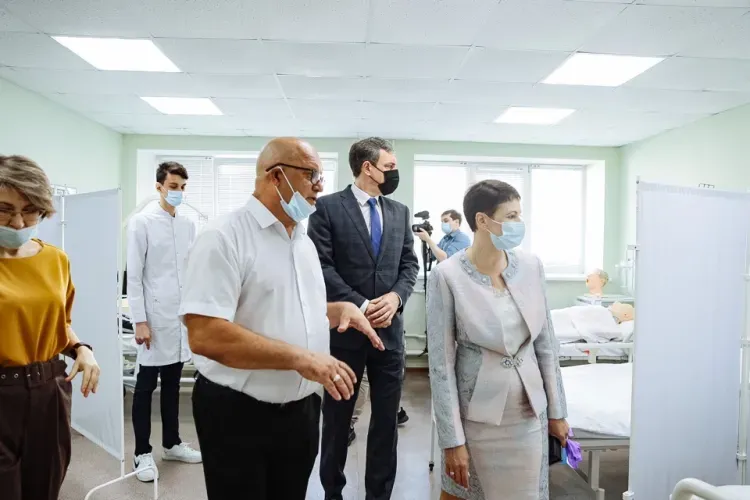 Медиков с профессиональным праздником поздравили первые лица области