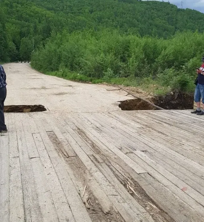 Водители в Зейском районе ездят по дороге, обвалившейся с обеих сторон