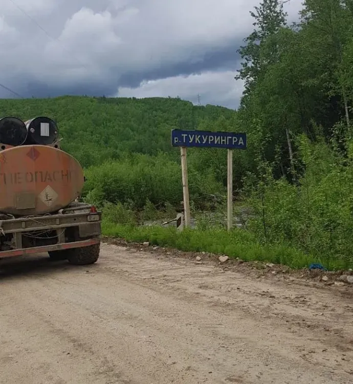 Водители в Зейском районе ездят по дороге, обвалившейся с обеих сторон
