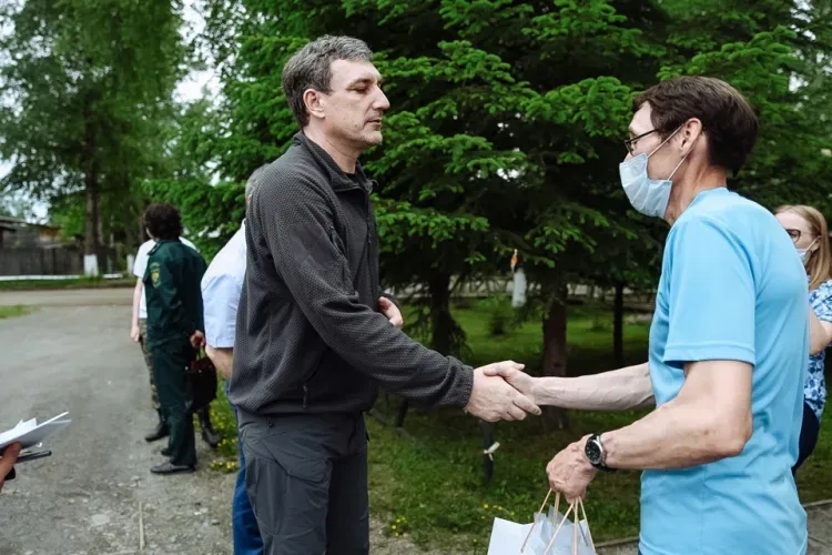 Футбольную форму для школьной команды Экимчана привез Василий Орлов