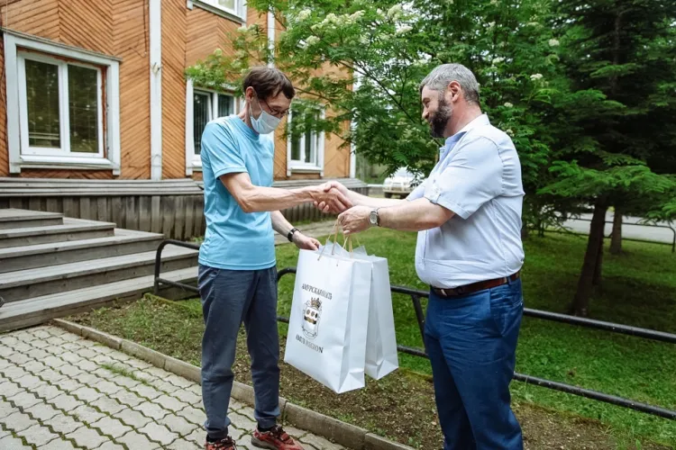 Футбольную форму для школьной команды Экимчана привез Василий Орлов