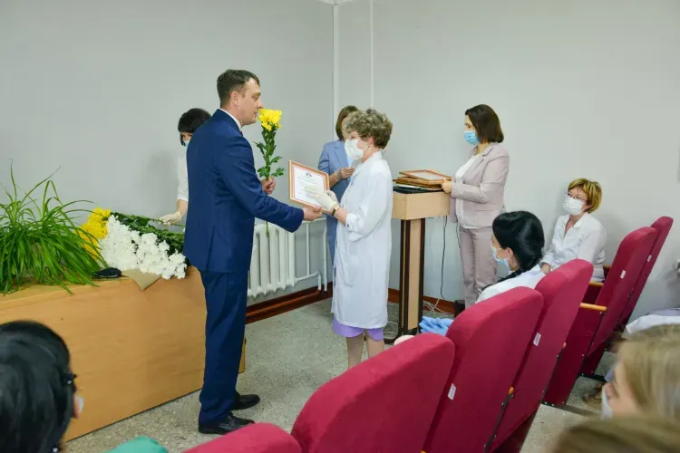 Амурские депутаты наградили медиков из Благовещенска