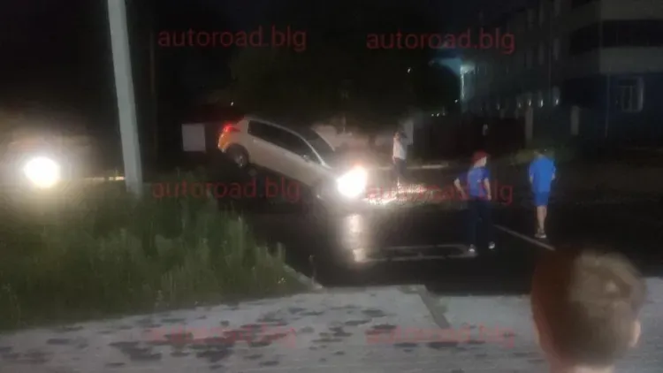 Автомобиль упал в перекоп на перекрестке в Благовещенске