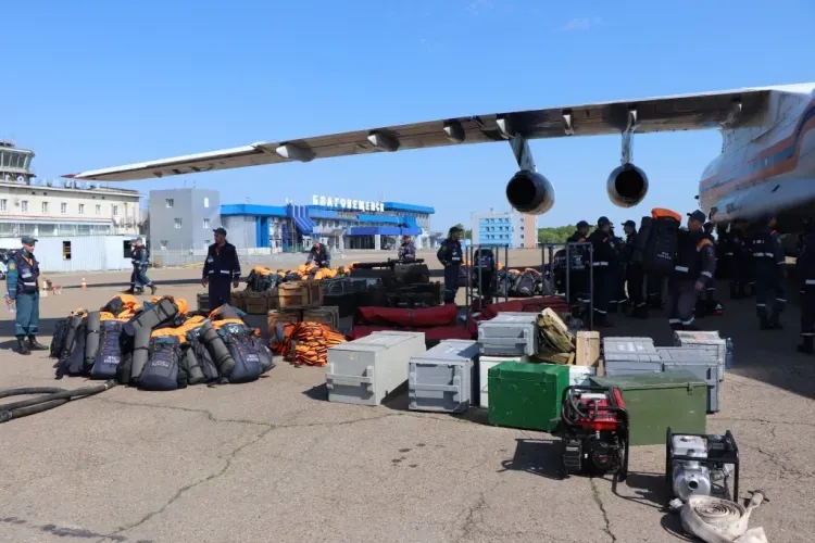 Спасатели из Сибири и Хабаровска прибыли в Амурскую область на помощь жителям