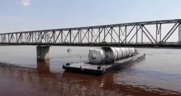 Утонула баржа с машинами