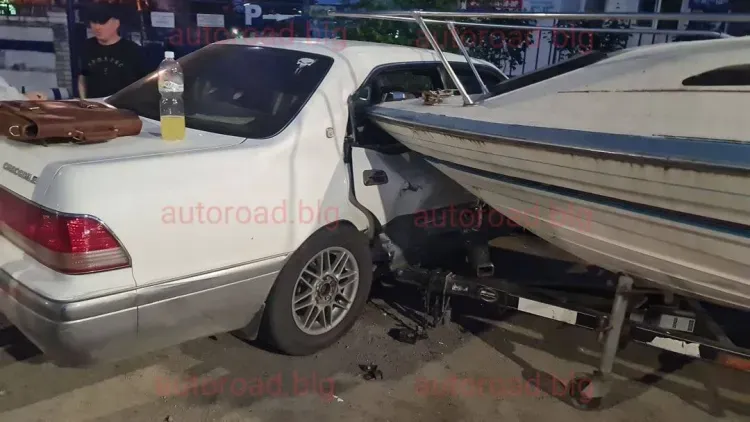 В Благовещенске лодка врезалась в автомобиль
