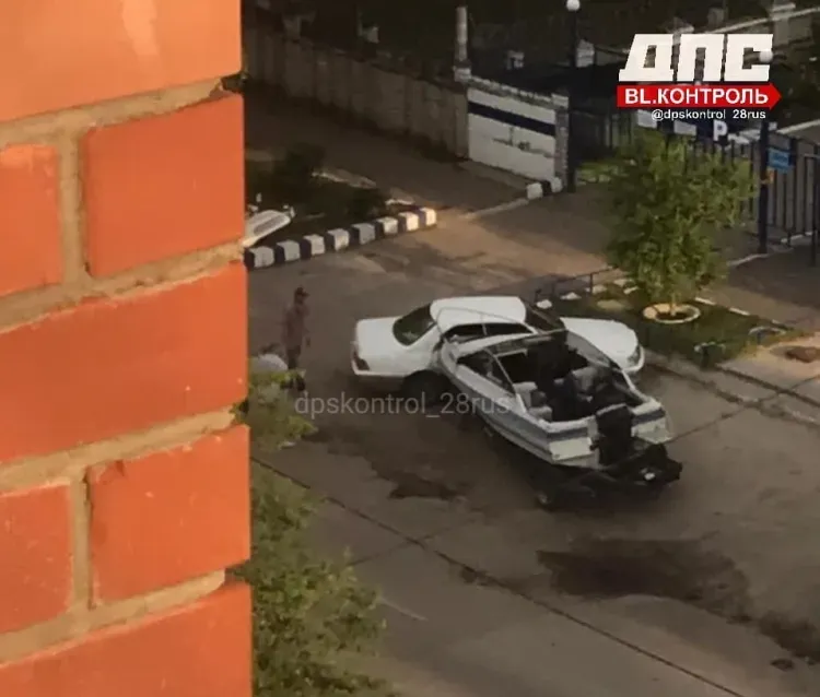 В Благовещенске лодка врезалась в автомобиль