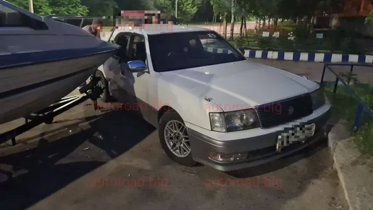 В Благовещенске лодка врезалась в автомобиль