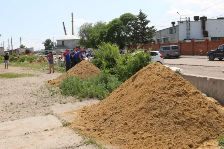 Дамбы против паводка строят в селах Благовещенского района