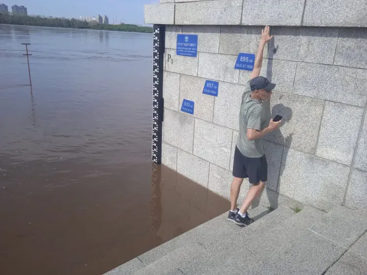 В Благовещенске утонула нижняя часть набережной Амура