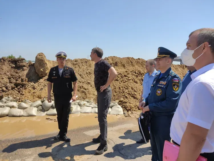 Василий Орлов проверил возведение дамб в Благовещенске и условия ПВР в Чигирях