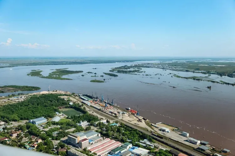 Затопленные территории Приамурья показали с борта вертолета