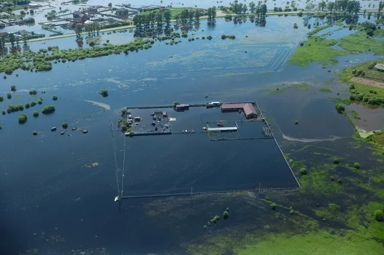 Затопленные территории Приамурья показали с борта вертолета