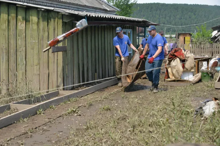 В пострадавшем от паводка селе Черняево готовят к сушке дома