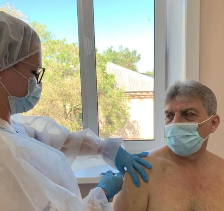 Мэр Белогорска предложил скептику во второй раз вколоть ему вакцину от коронавируса