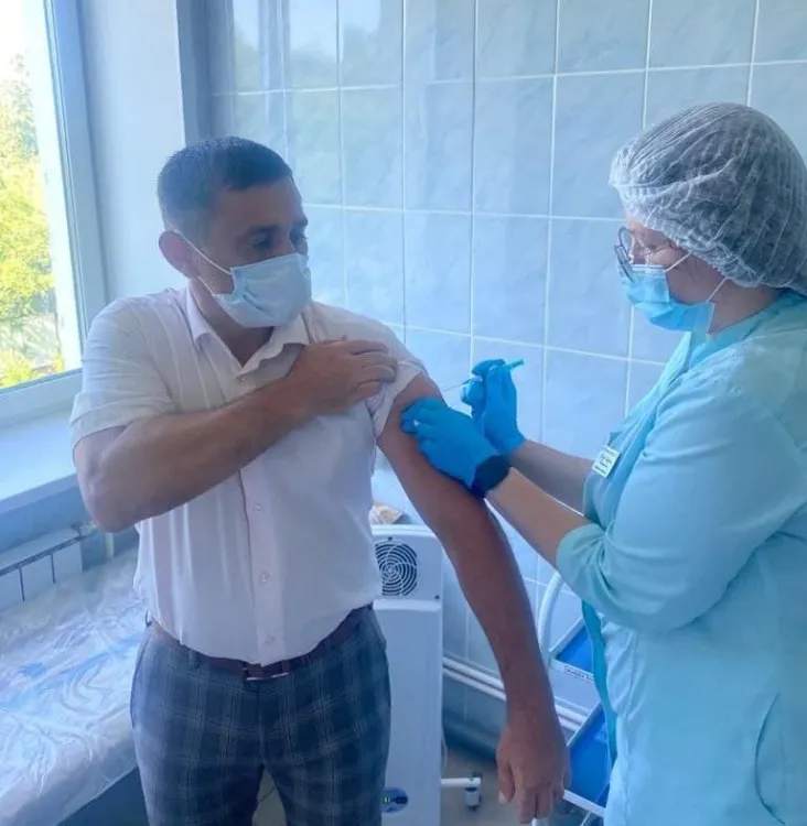 Мэр Белогорска предложил скептику во второй раз вколоть ему вакцину от коронавируса