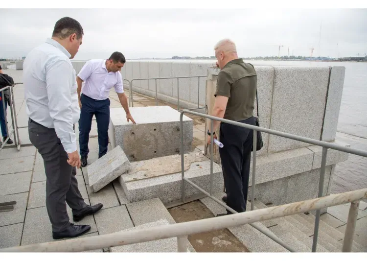 На набережной Благовещенска из-за наводнения пострадали два участка