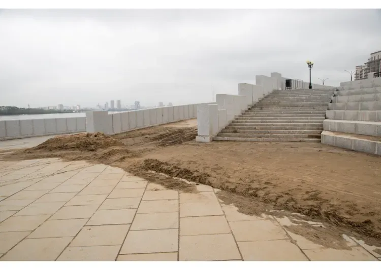 На набережной Благовещенска из-за наводнения пострадали два участка