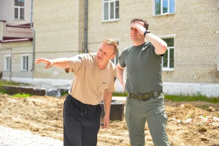 Реконструкцию стадиона в школе Циолковского оценил председатель Заксобрания