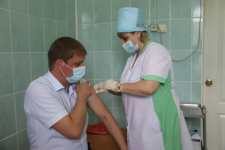 Прививку от коронавируса поставил глава Сковородинского района Алексей Прохоров