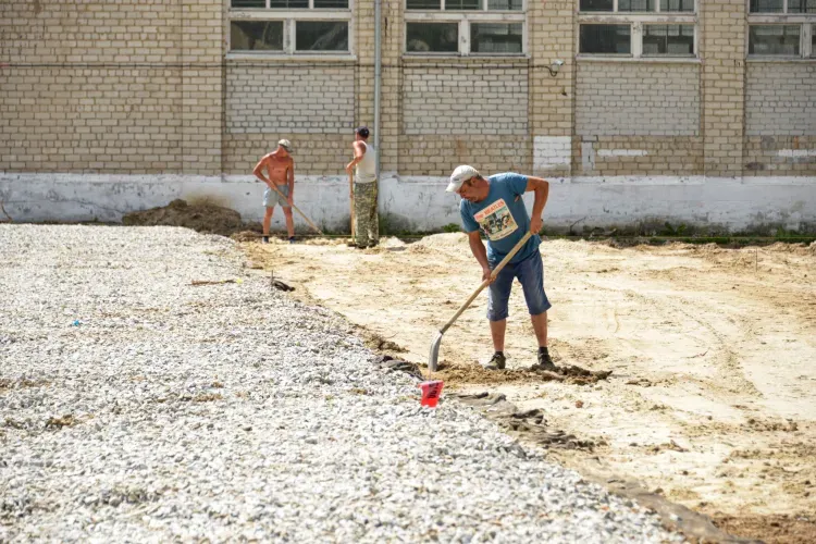 Реконструкцию стадиона в школе Циолковского оценил председатель Заксобрания