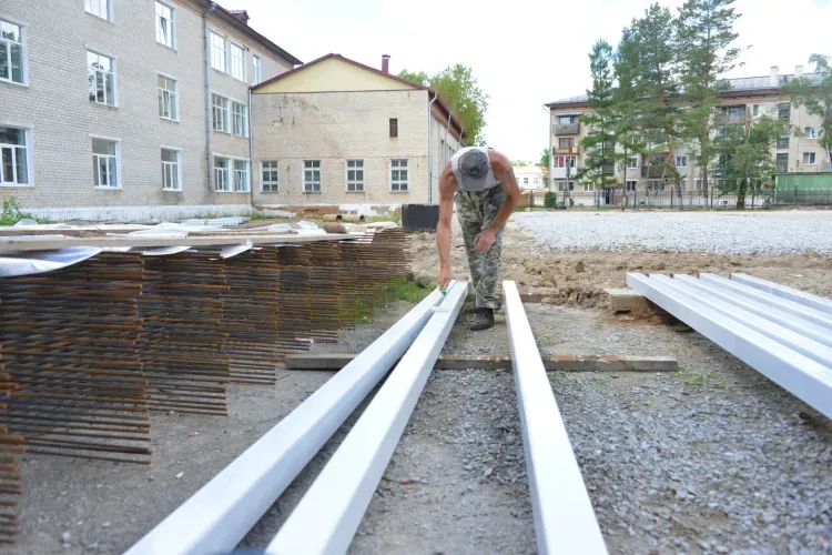 Реконструкцию стадиона в школе Циолковского оценил председатель Заксобрания