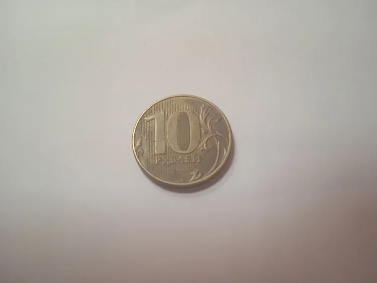 Монеты номиналом в 10 рублей оседают в копилках россиян