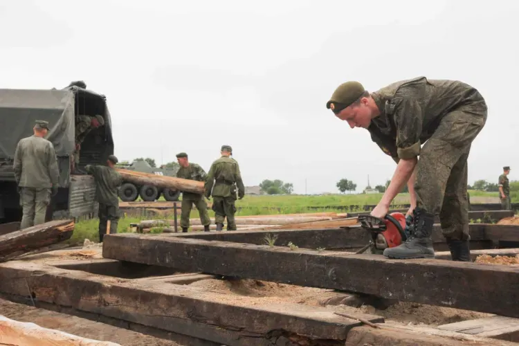 Военные строят "Партизанскую деревню" в Белогорске 