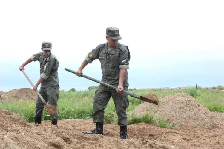 Военные строят "Партизанскую деревню" в Белогорске 