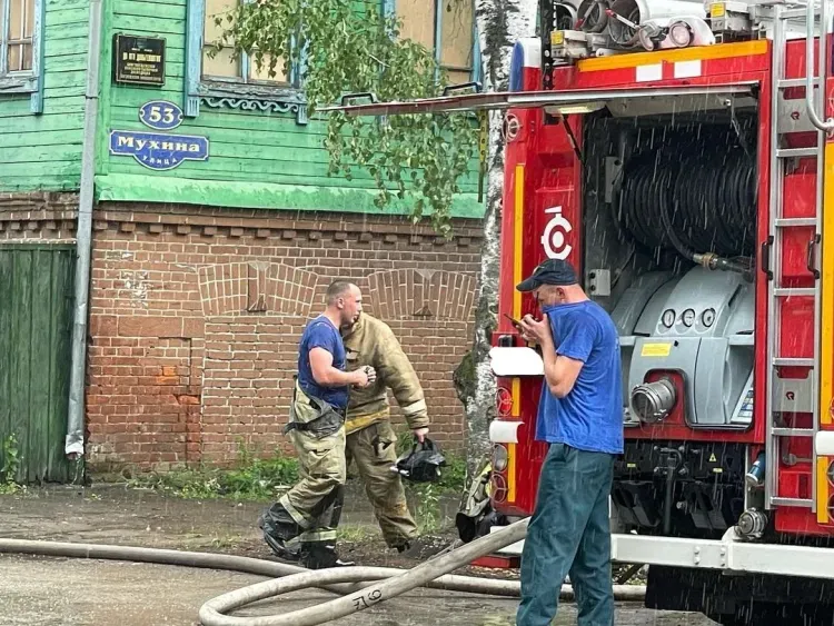 Надворная постройка рядом с историческим зданием горела в Благовещенске