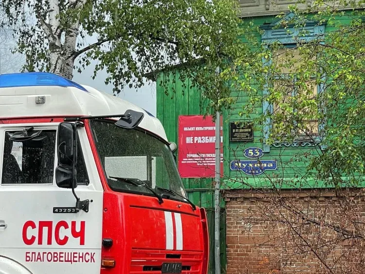 Надворная постройка рядом с историческим зданием горела в Благовещенске