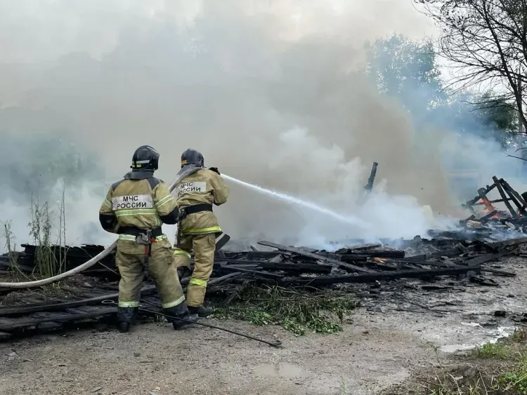 Надворная постройка рядом с историческим зданием горела в Благовещенске
