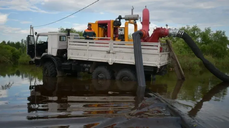 Воду с подтопленных территорий в муниципалитетах Приамурья откачивают четыре мотопомпы