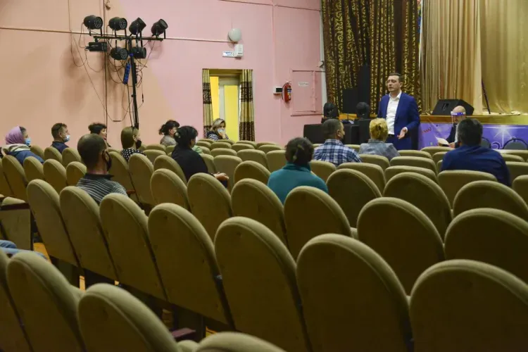 Законодательные инициативы с амурчанами обсудил председатель Заксобрания Вячеслав Логинов