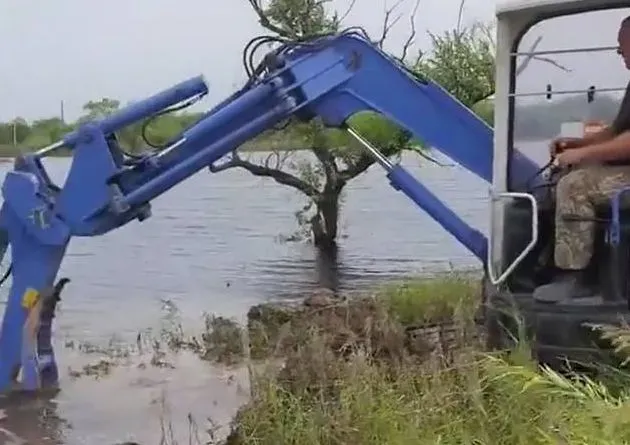 Экскаватор утонул при прокопке траншеи для сброса воды с затопленной Владимировки